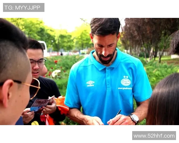 足球明星魅力无穷女球迷热情追捧展现青春活力与激情