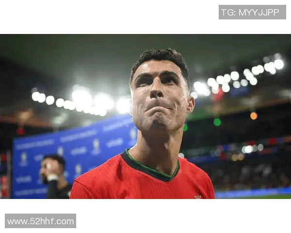 足球明星佩戴黄金项链展现奢华风范引发时尚潮流热议